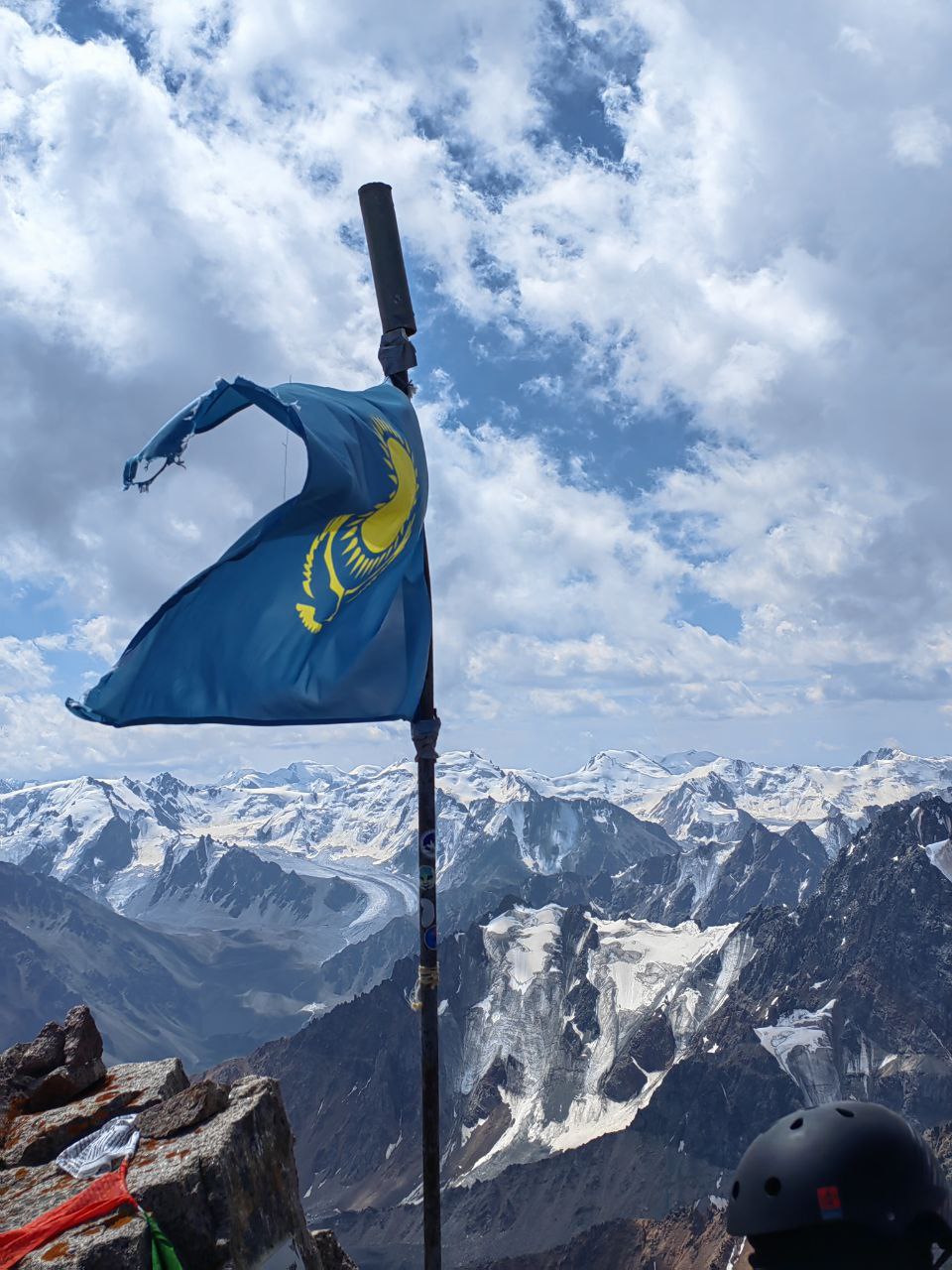 флаг Казахстана на вершине Комсомола